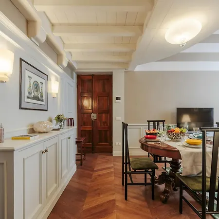 Elegant In The Centre Of Villa Lucca